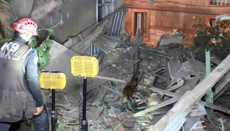 İstanbul'da Deprem Sonrası Hasar Alan Bir Bina Çöktü: Can Kaybı Var mı?