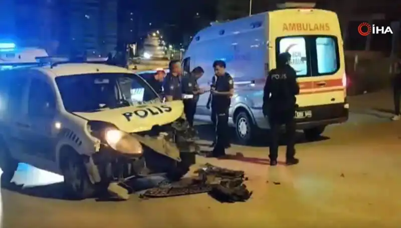 Ankara'da Trafik Kazası: Hafif Ticari Araç Polis Araçlarıyla Çarpıştı