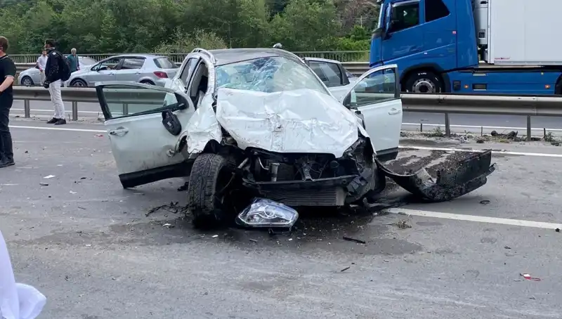 Beton Kanala Çarpan Araç Bariyerlere Uçtu: 3 Yaralı
