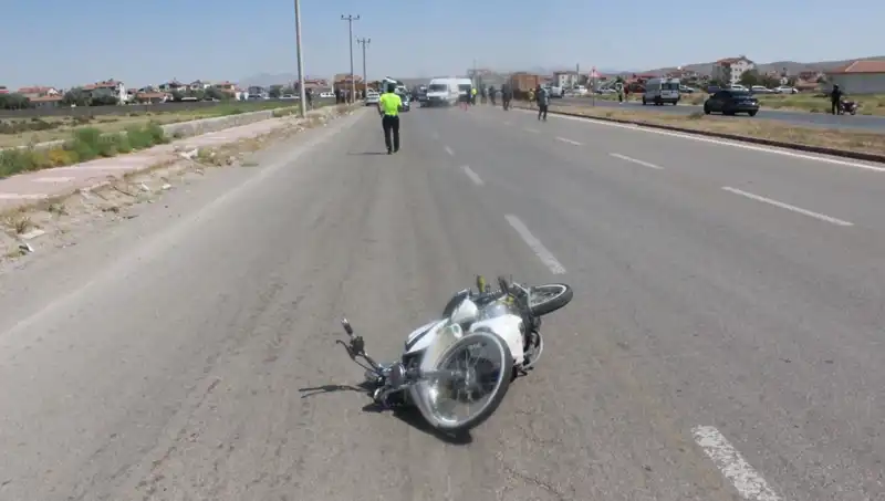 Dur İhtarı Sonrası Kaçış: Polis Aracına Çarptı!