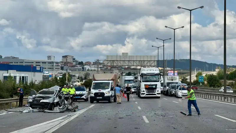 Otoyolda Feci Kaza: Üç Kişi Araçta Sıkıştı, Trafik Uzun Süre Durduruldu