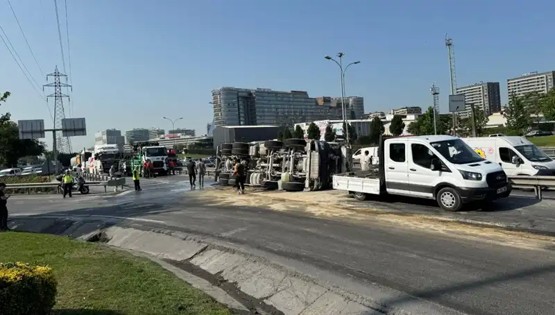 D-100 Yan Yolunda Beton Mikseri Devrildi: Yoğun Trafik ve Maddi Hasar