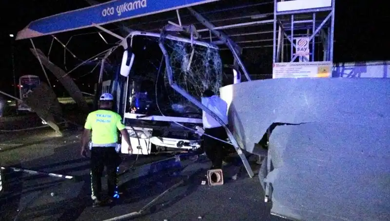 Otobüs Oto Yıkamaya Daldı: 8 Kişi Yaralandı, Olayın Sırları Gün Yüzüne Çıktı