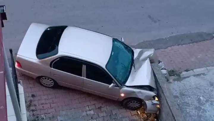 Kontrolü Kaybetti, Direksiyonu Çeviremeyen Araç Duvara Çarptı