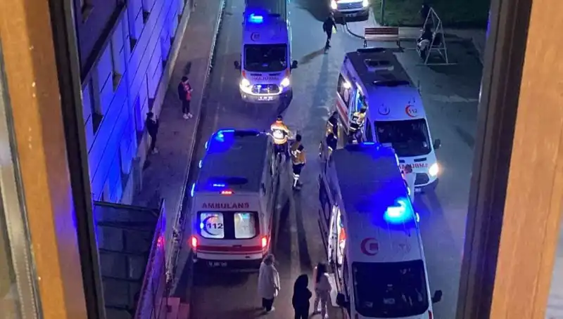 Akşam Yemeğinden Zehirlenen 53 Öğrenci Hastaneye Kaldırıldı: Neler Oldu?