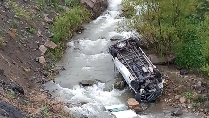 Hakkari'de Minibüs Devrildi: 2 Ölü, 3 Yaralı Felaketi