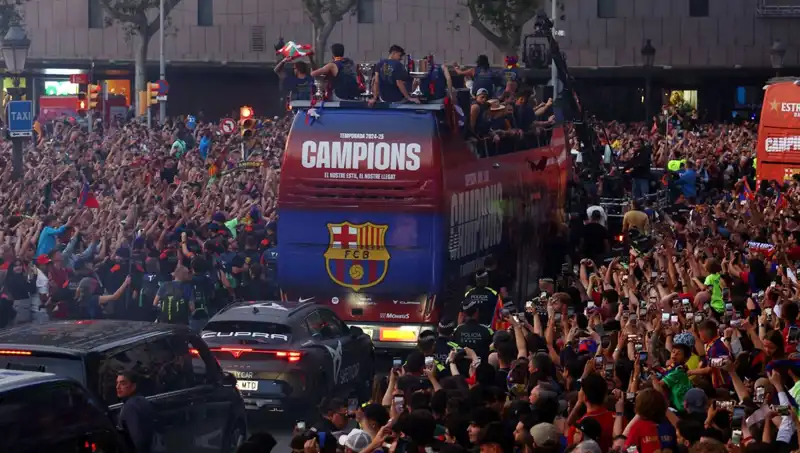 Barcelona Futbolcuları Taraftarlarıyla Unutulmaz Bir Günü Paylaştı