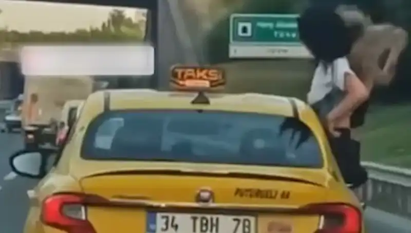 TEM Otoyolu’nda Taksinin Camından Sarkan Gençlerin Görüntüsü Şaşkınlık Yarattı