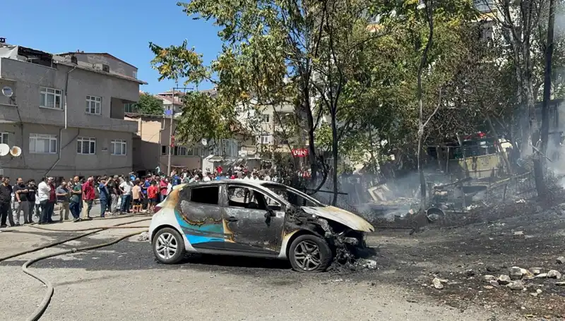 Gecekonduda Çıkan Yangın İki Aracı Kullanılamaz Hale Getirdi