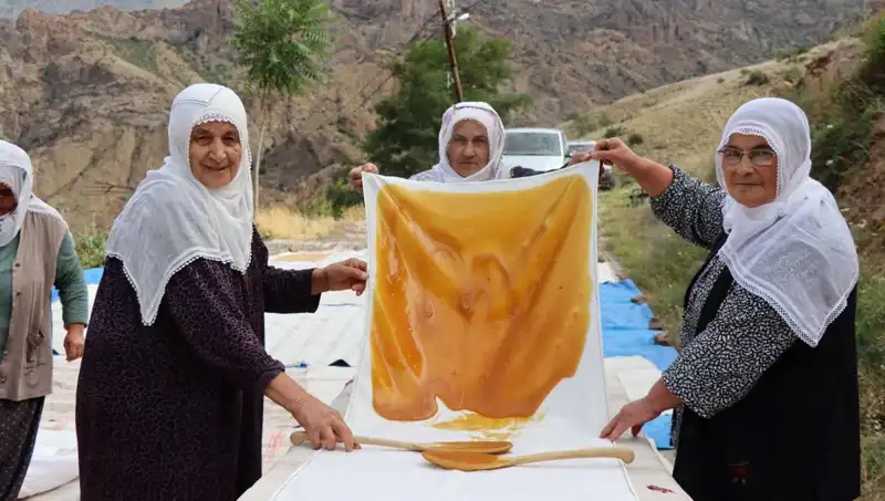 Yaz Aylarında Güneşin Altında Kurutulan Sağlıklı Unlu Mamuller