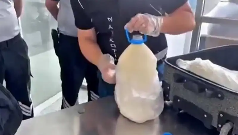 Havalimanında Süt Şişesi İçinde Yakalanan 12 Kilo Uyuşturucu Şok Etti