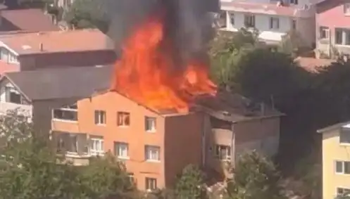 İstanbul'da Yangın Paniği: Dört Kişi Bir Binada Mahsur Kaldı