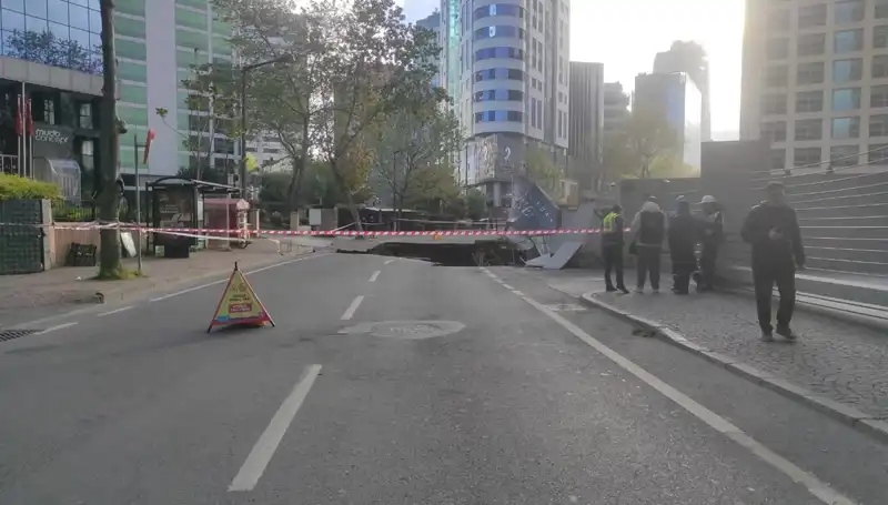 Sarıyer'de Yol Çöküntüsü: Hayat Durdu, Yeni Başka Kaza Olmasın Diye Önlemler Alındı