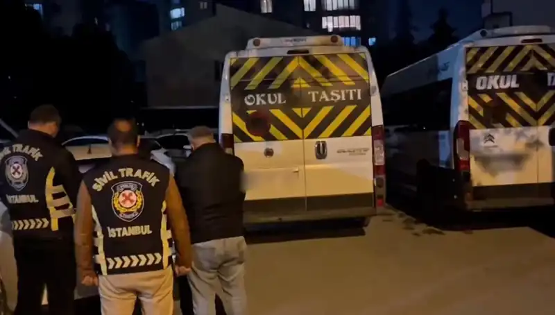 Görüntüler Tepki Çekti: İki Servis Sürücüsü Yakalandı, Olayın Ayrıntıları Şaşırtıyor!