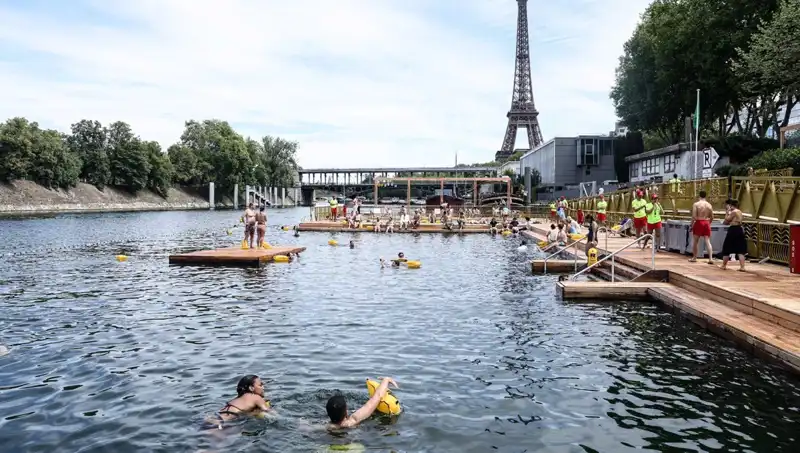 Paris'te Tarihi An: Seine Nehri 102 Yıl Sonra Yüzmeye Açıldı