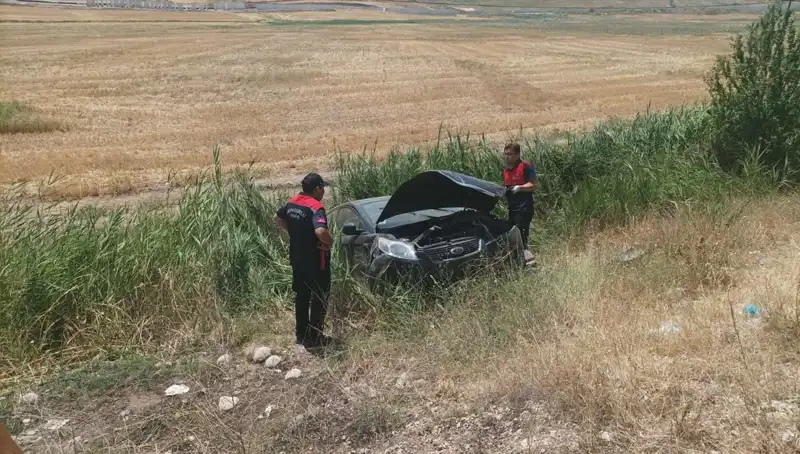 Otomobil Şarampole Uçtu: İki Kişi Yaralandı, Kaza Anı Kameralara Yansıdı