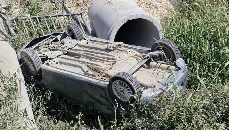 Pikapla Çarpışan Araç Su Kanalına Devrildi: İki Kişi Yaralandı