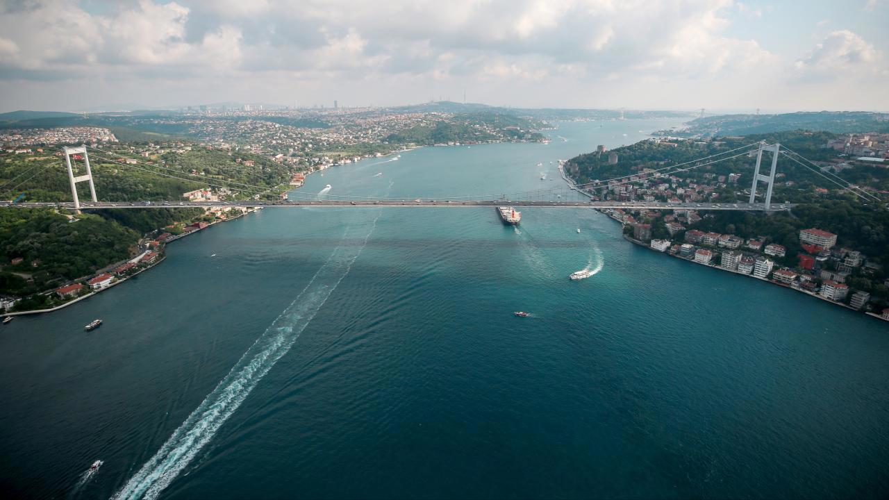 İstanbul Boğazı'nda gemi trafiği durduruldu: 2 kardeş kayıp