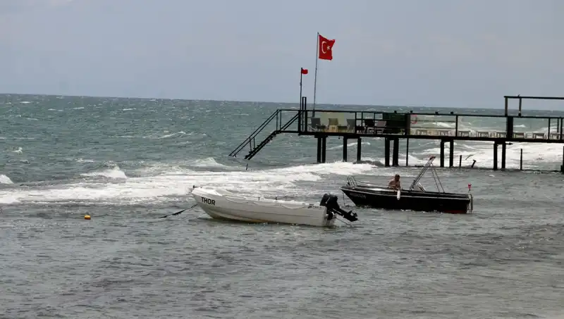 Poyraz Rüzgarı Sahilleri Vurdu, Denize Girmek Yasaklandı!