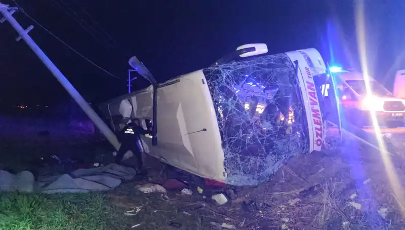 Van’da Yolcu Otobüsü Devrildi: 28 Kişi Yaralandı, Olayın Ayrıntıları Ortaya Çıktı