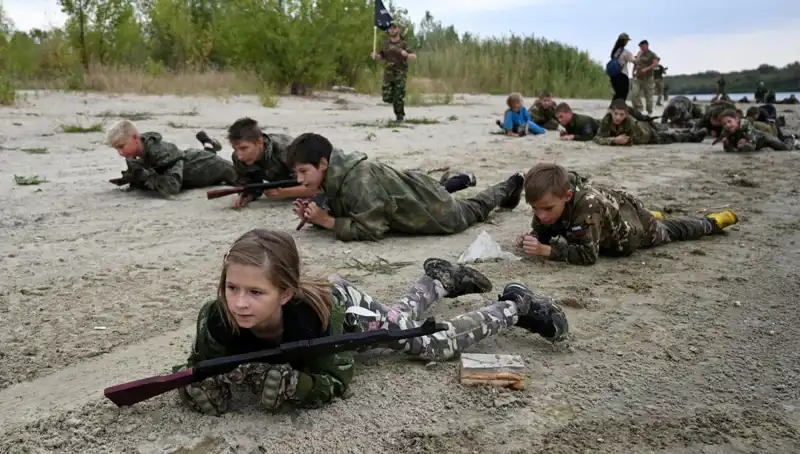 8 Yaşındaki Çocuk Savaşçıların Rus Askeri Kampındaki Şaşırtıcı Yaşamı