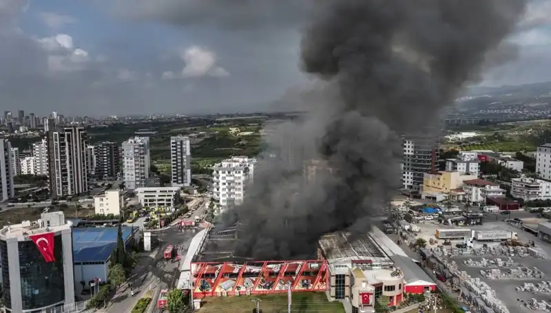 Mersin'de Fabrika Yangını: TOMA ile Müdahale Eden Ekipler Olay Yerinde