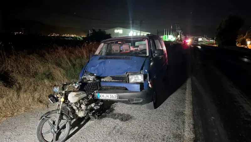 Söke'de Minibüs Motosiklete Çarparak Kaza Yaptı: 3 Yaralı