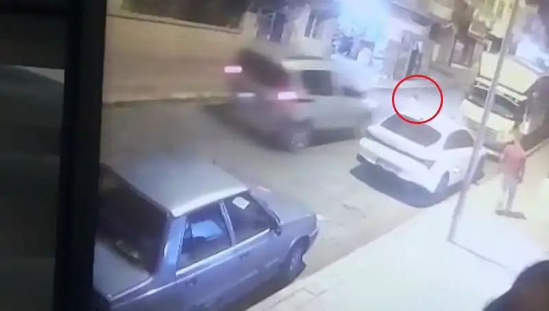 Yolda Fırlayan Çocuğa Hafif Ticari Araç Çarptı: Kabus Gibi Bir An