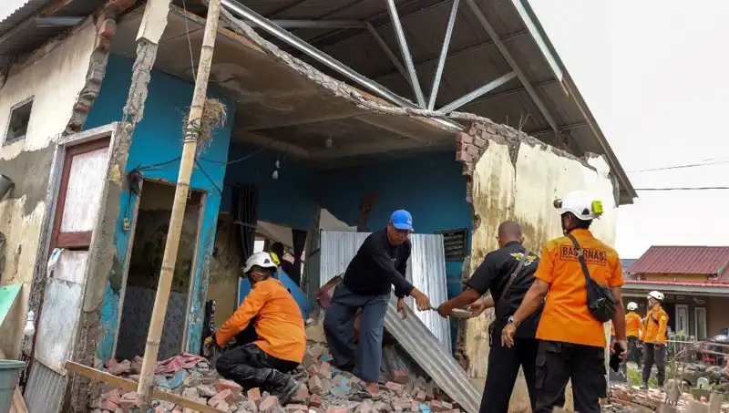 Endonezya'da 5,7 Büyüklüğünde Deprem: Yıkıcı Etkiler ve Can Kaybı Riski