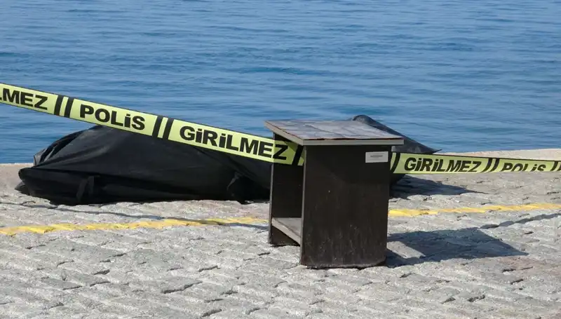 Falezlerin Arasında Bulunan Gizemli Erkek Cesedi Şok Etti