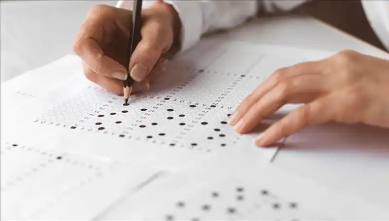 Çocuğunun Sınav Sorularını Çalmaya Çalışan Anne Suçüstü Yakalandı