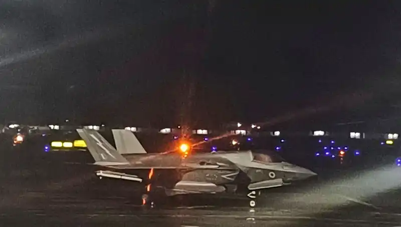 5 Haftalık Bekleyiş Sonunda: İngiliz Savaş Uçağı Hindistan'da Havalandı