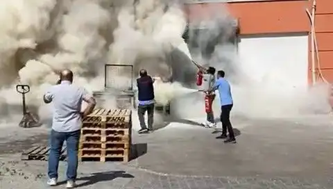 Avm Deposunda Çıkan Yangın Paniği: Yaralı Var mı?