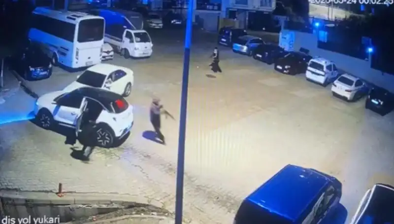 Kağıthane'de Kalaşnikoflu Saldırı: Maskeli Soyguncuların Dehşet Anları