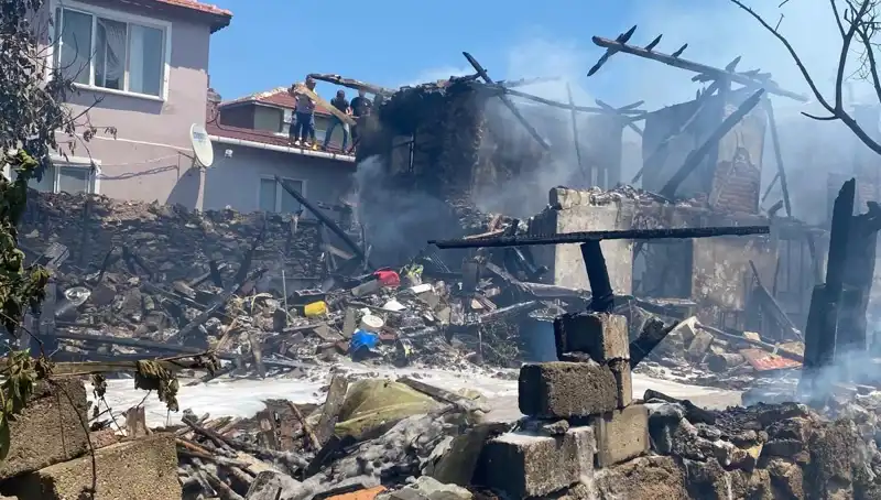 Kırklareli'nde İki Katlı Evde Çıkan Yangında İtfaiye Eri Yaralandı