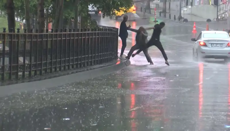 İstanbul ve İzmir İçin Meteoroloji'den Turuncu Kodlu Uyarı: Hazırlıklı Olun!