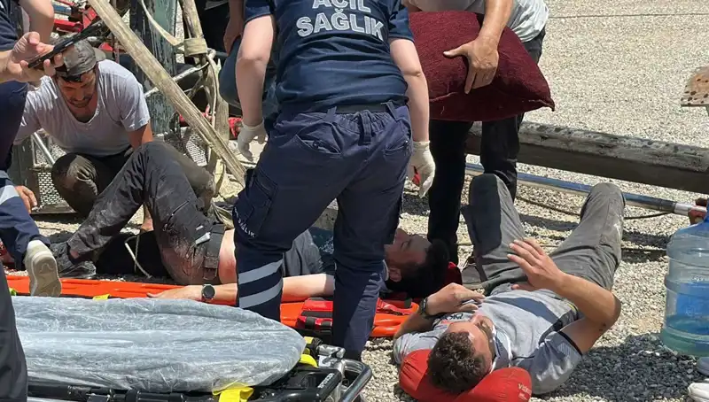 Bayrak Asma İşlemi Sırasında Devrilen Vinç, İki İşçiyi Yaraladı