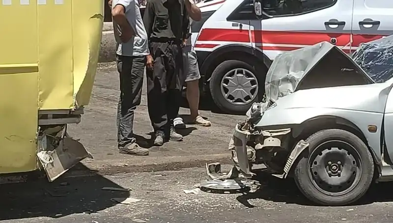 Halk Otobüsü ile Otomobil Çarpıştı: Kazada İki Yaralı