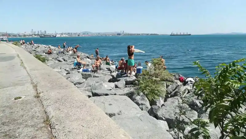 İstanbul'da Hava Sıcaklığı Artınca Plajlar Dolup Taştı
