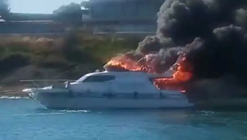 Çeşme Marina’da Motoryat Yangını: Alevler Gökyüzüne Yükseldi!