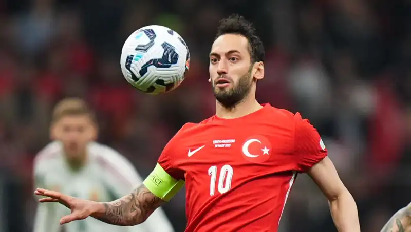 Fenerbahçe'nin Hakan Çalhanoğlu Teklifi: Mourinho Açıklama Bekliyor