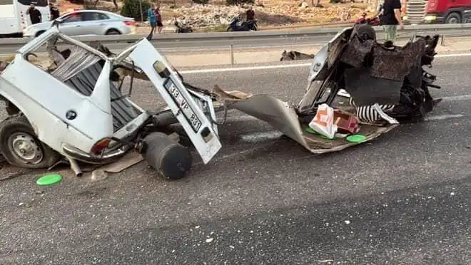 Bariyere Çarpan Araç Feci Kaza: 1 Ölü, 1 Yaralı