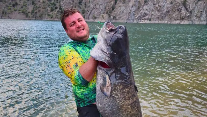 Baraj Gölünde Amatör Balıkçılar 100 Kilo Ağırlığında Dev Balık Yakaladı!