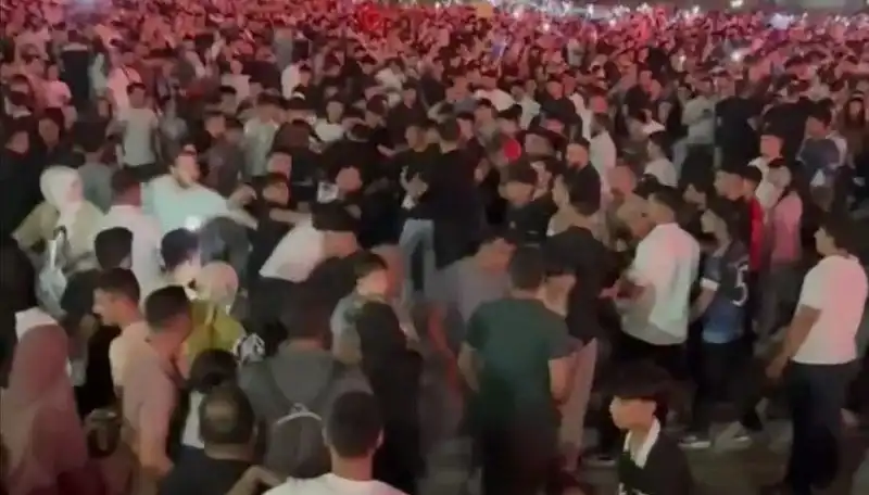 Konserde Bıçaklı Kavga: Üç Kişi Yaralandı, Güvenlik Önlemleri Gözden Geçirilecek mi?