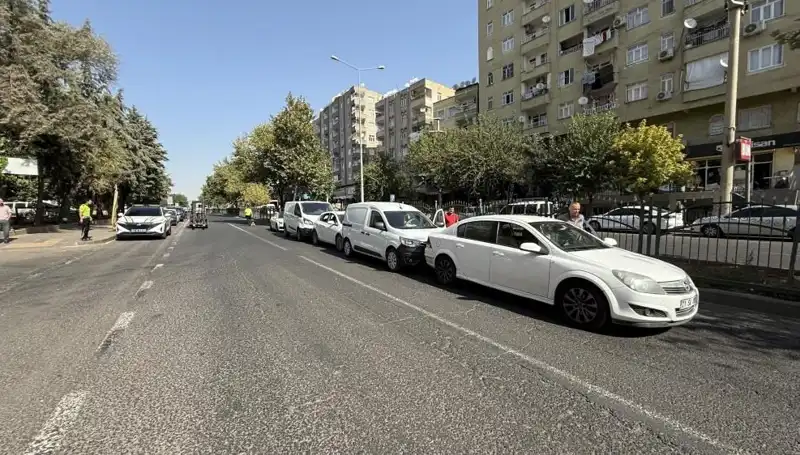 Diyarbakır’da Zincirleme Kaza: 5 Araç Birbirine Girdi!