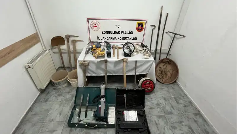 Çaycuma'da Kaçak Kazı Yapan 5 Kişi Suçüstü Yakalandı: Olayın Ayrıntıları