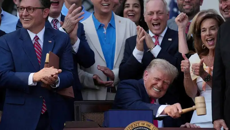 Trump, "Büyük, Güzel Yasa Tasarısı"nı İmzalayarak İleriye Dönük Vizyonunu Paylaştı