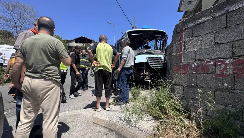 Minibüs Kaza Yaptı: 14 Yaralı, Olayın Detayları ve Tanıklara Göre Neler Oldu?