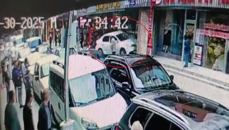 Alkollü Sürücü Mağaza İçi Kaos Yarattı: İki Çocuk Kılpayı Kurtuldu