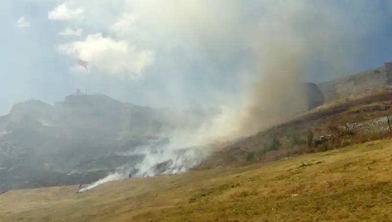 Kars Kalesi’nin Eteklerinde Yangın: Ne Oluyor, Nedenleri ve Sonuçları